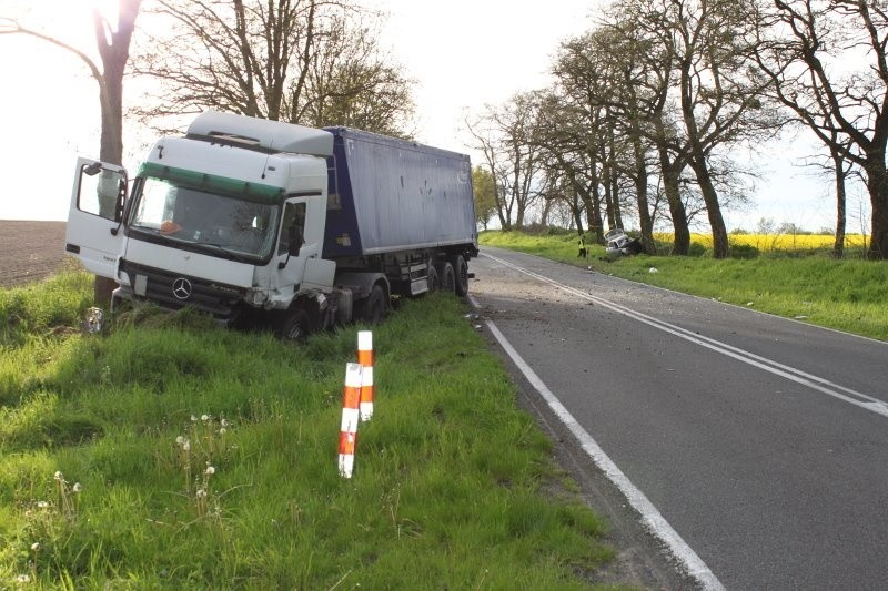 Śmiertelny wypadek koło Choszczna. Osobówka zderzyła się z ciężarówką