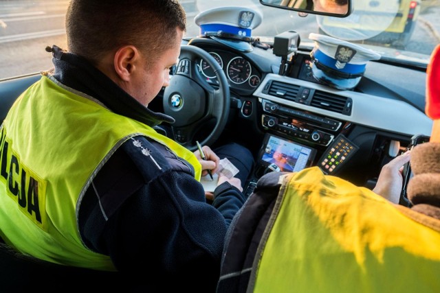 23-letni kierowca volkswagena polo uciekał przed patrolem policji w Brodnicy i popełnił wiele wykroczeń.