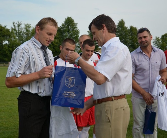 Zasłużeni piłkarze Oskara Grzegorz Tomasik (z lewej) oraz Maciej Kusztal (z prawej) otrzymali upominki od władz miasta na zakończenie kariery. Wręczał je burmistrz Tadeusz Tomasik.