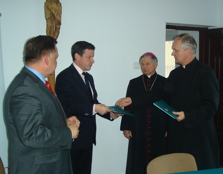 W podpisaniu umowy uczestniczyli (od lewej) Adam Struzik,...