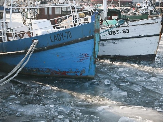 Pracownicy słupskiego Urzędu Morskiego i Kapitanatu Portu w Ustce starają się zapobiec zamarznięciu portu. Problem w tym, że zbierający się wskutek niskiej temperatury lód może uniemożliwić połowy jednostkom rybackim, które nie mają tak zwanej klasy lodowej.