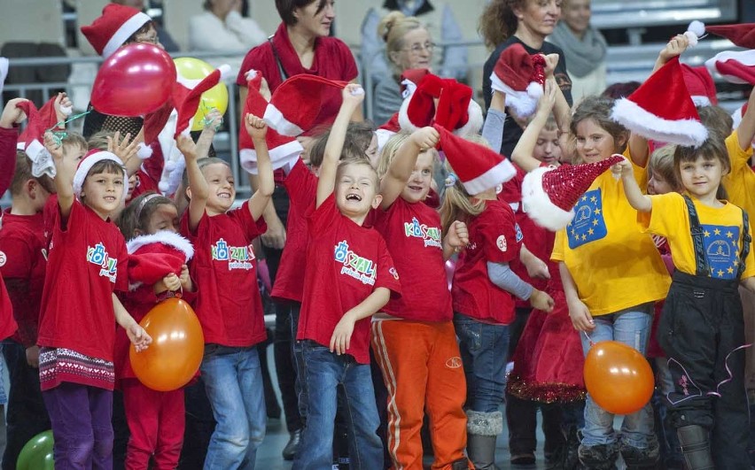 Mikołajki w hali widowiskowo - sportowej.