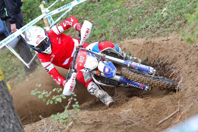 Mieszkający w Piekoszowie Maciej Giemza został drugim wicemistrzem Europy w klasie 250 4T w motocyklowych rajdach enduro.Zawodnik reprezentujący Orlen Team miejsce na podium zapewnił sobie podczas finałowych rund w fińskiej miejscowości Heinola.Były przygody na trasie  na zawodach w FinlandiiMaciej Giemza w niedzielę po przygodach na trasie był siódmy, ale finalnie obronił trzecie miejsce w klasyfikacji generalnej. Taki wynik oznaczał dla niego utrzymanie wyjściowej pozycji przed wyścigowym weekendem w Finlandii.  Jego kolega z teamu Adam Tomiczek z kolei awansował w „generalce” z 4. na 3. miejsce.Na siódmym miejscu, ze stratą 01:09,96 do zwycięzcy, do mety w niedzielę dojechał Maciej Giemza.Zaliczył poważny upadek, ale utrzymał trzecie miejsce–Udało się skończyć sezon na trzecim miejscu w klasyfikacji generalnej, bardzo się cieszę z mojego pierwszego tytułu w mistrzostwach Europy w klasie 250 4T. Niedzielny wyścig motocrossowy był dla mnie niebezpieczny, zaliczyłem dość poważny upadek, nurkując równocześnie w wodzie, która była zaraz obok toru. Źle najechałem na skok i wyniosło mnie z toru. Na szczęście w miarę szybko się podniosłem. Dojechałem do mety na odległej pozycji, ale ta punktacja mi wystarczyła, aby utrzymać trzecie miejsce i zakończyć sezon enduro na dobrej pozycji. Wracam do domu i zbieram siły na kolejne, poważne wyjazdy – powiedział Maciej Giemza, cytowany przez stronę Orlen Team. W Finlandii startowali także inni motocykliści KTM Novi Korona Kielce. W klasie Junior U21 Aleksander Bracik w kolejnych rundach był odpowiednio dziewiąty, jedenasty i szesnasty. Pierwsze punkty w klasie junior E2/E3 zdobył Jakub Wesołowski.Za rok Włochy, Węgry, Polska i Czechy w enduroMaciej Giemza z Piekoszowa w końcowej klasyfikacji przegrał tylko z Łotyszem Edgarsem Silinsem i Czechem Patrikiem Markvartem. To kolejny powód do satysfakcji dla naszego utytułowanego motocyklisty, uczestnika słynnego Rajdu Dakar.Przyszłoroczny sezon mistrzostw Europy enduro będzie liczył cztery rundy, które zostaną rozegrane we Włoszech, na Węgrzech, w Polsce i Czechach.(dor)