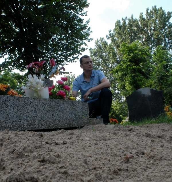 - Gminie płacimy za miejsce na cmentarzu i to ona powinna wiedzieć, które kwatery są wolne - uważa Artur Boratczuk z Chwarszczan