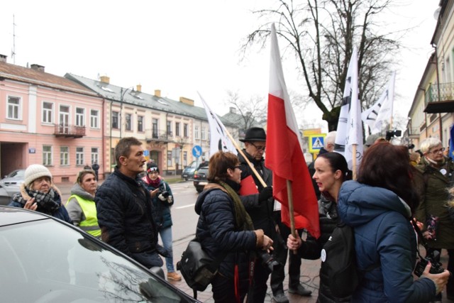 Przedstawiciele KOD urządzili protest przed biurami poselskimi w Suwałkach. Dziś rozpoczęła się rozprawa w sprawie zakłócania porządku otwarcia wystawy poświęconej generałowi Władysławowi Andersowi.