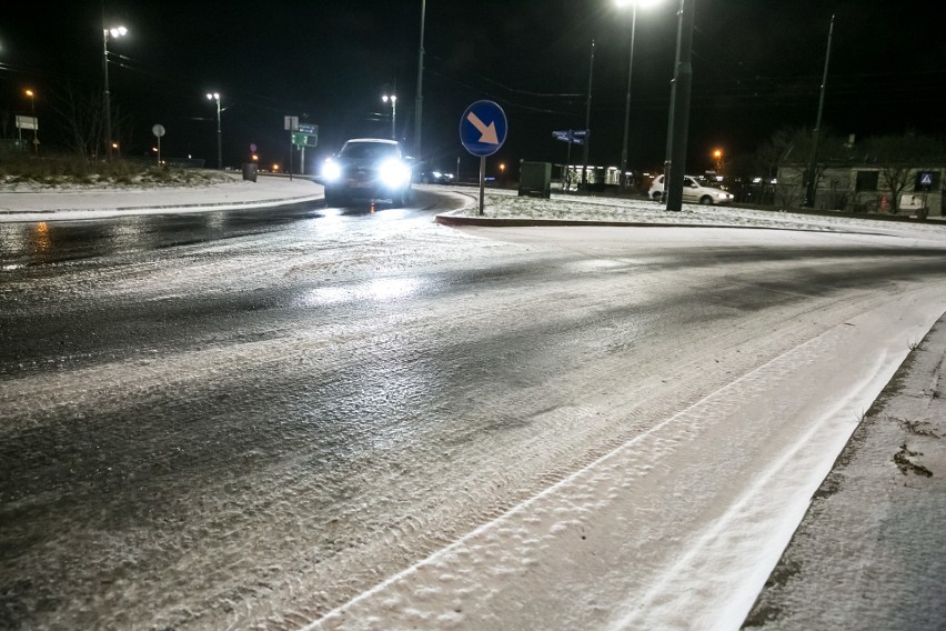 Szklanka na małopolskich drogach. Drogi zamieniły się w lodowiska [ZDJĘCIA]