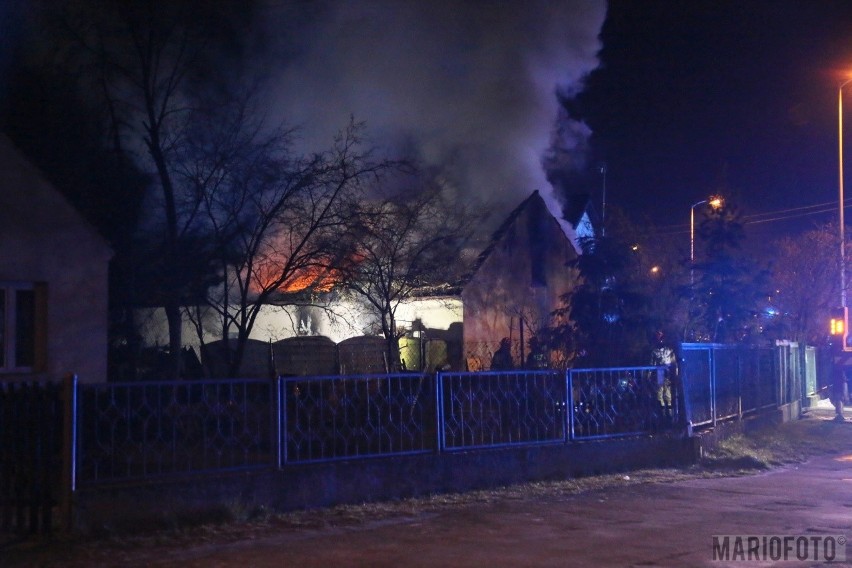 Pożar domu przy ul. Środkowej w Opolu. Ogień gasiło osiem zastępów straży pożarnej