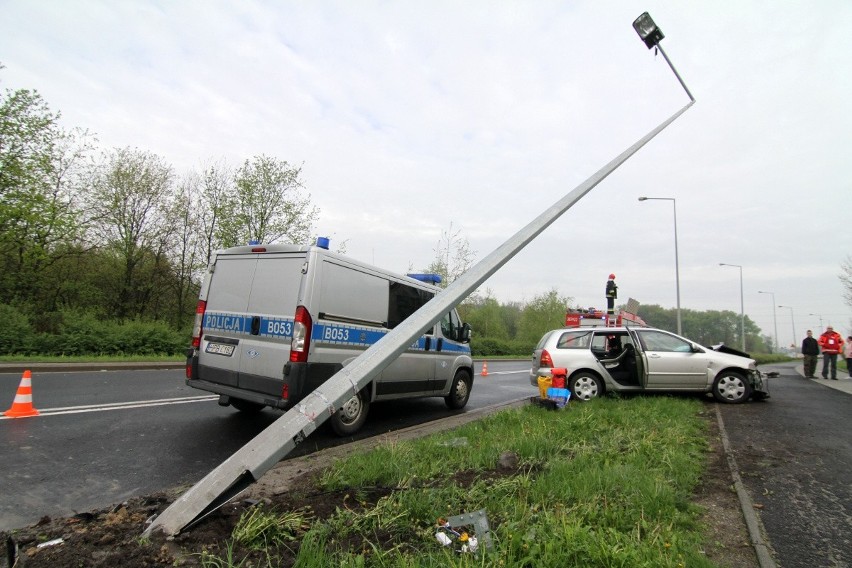 Wrocław: Toyota rozbiła się na latarni przy Królewieckiej (ZDJĘCIA)