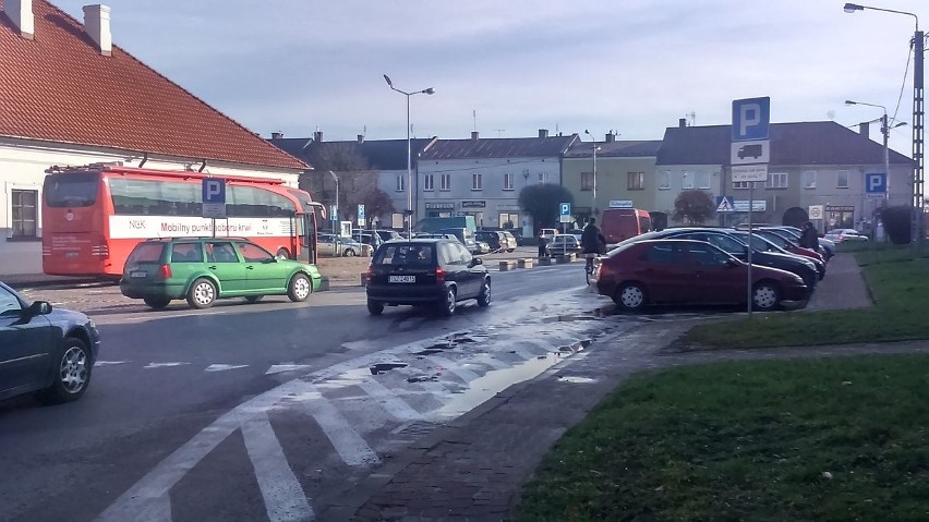Na rynku w Staszowie wprowadzono ograniczenie parkowania [SONDA]