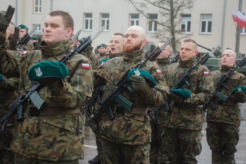 Przysięga żołnierzy dobrowolnej zasadniczej służby wojskowej w Białymstoku. 24 ochotników złożyło ślubowanie