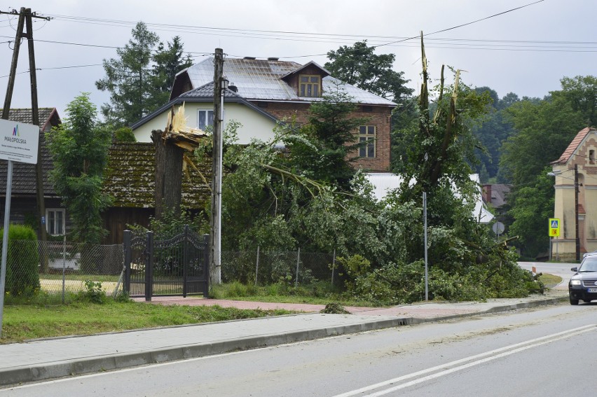 Nawałnica nad powiatem gorlickim. Zerwane dachy, połamane drzewa