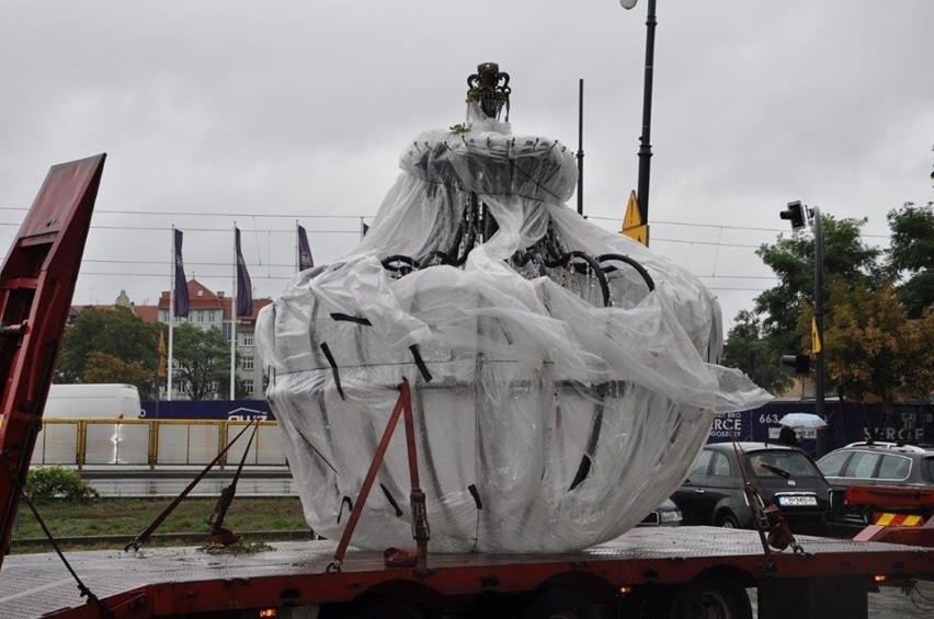 Potężny, ważący bagatela 3/4 tony żyrandol, który jest  już...