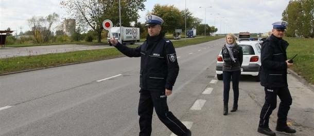 Za jazdę bez zapiętych pasów kierowca dostaje mandat 100 złotych i 2 punkty karne.