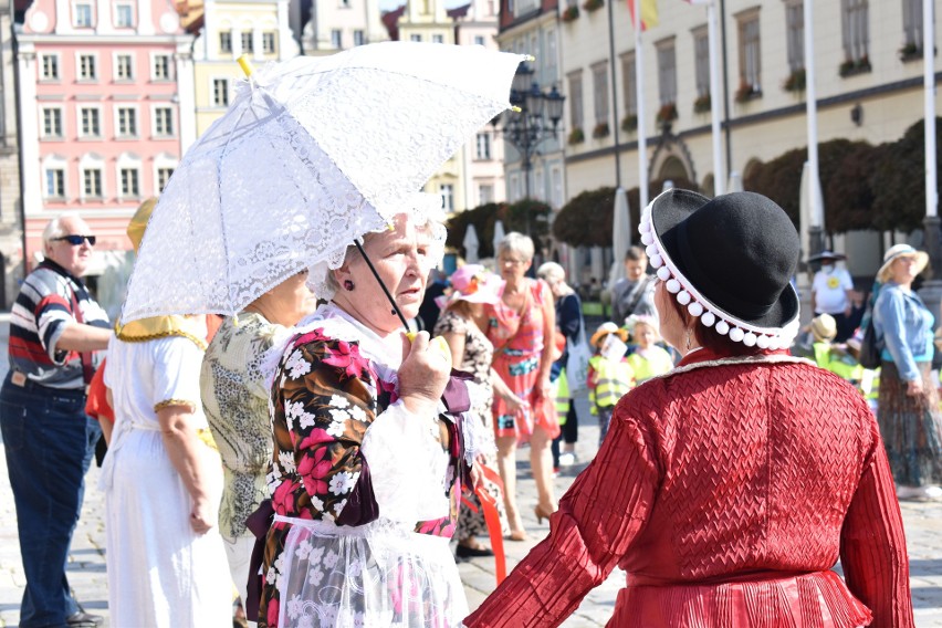 Wrocławskie dni seniora 2021. Kolorowe kapelusze, wspólny taniec na placu Gołębim i koncert Felicjana Andrzejczaka