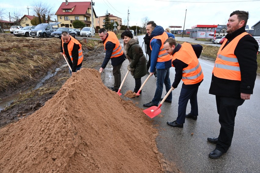 Rusza przebudowa drogi z Przyjma do Bobrzy, w gminie Miedziana Góra. W czwartek odbyło się symboliczne wbicie łopaty (ZDJĘCIA, WIDEO)