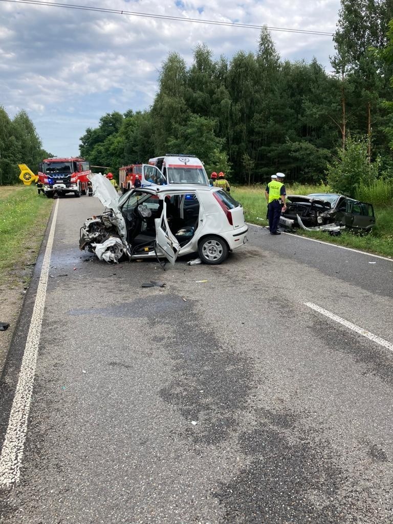 Wypadek w Osieku. Cztery osoby zabrane do szpitala po czołowym zderzeniu. W akcji śmigłowiec