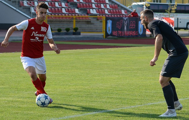 Michał Dobkowski (z piłką) strzelec pierwszego gola dla Pilicy w meczu z Legią II Warszawa.