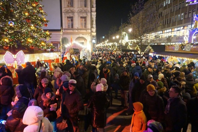 Tak dzisiaj wieczorem wygląda ulica Piotrkowska w Łodzi - kliknij dalej