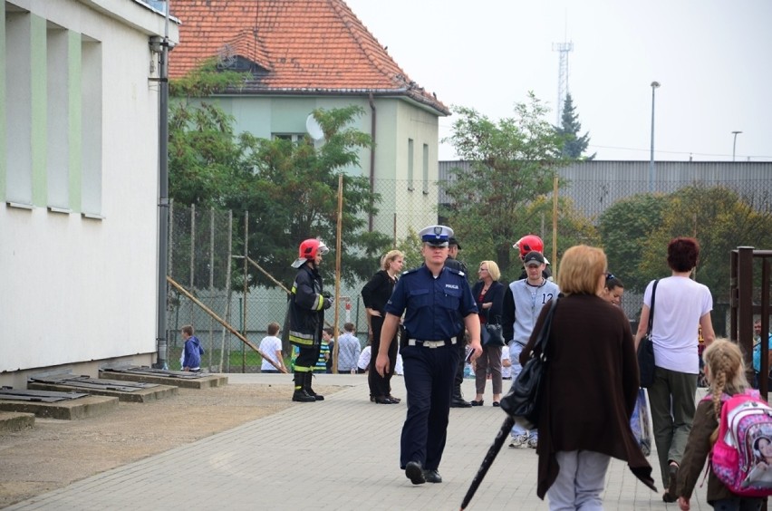 Ewakuacja 700 osób w szkole i przedszkolu w Jarocinie....