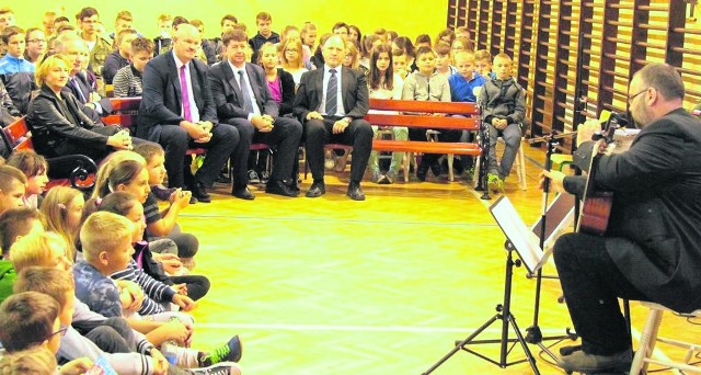 Uczniowie szkoły podstawowej w Odrzywole, a także młodzież Zespołu Szkół w Lipinach i goście, w tym starosta Marian Niemirski i wójt Marian Kmieciak, wysłuchali koncertu Piotra Piekarczyka.