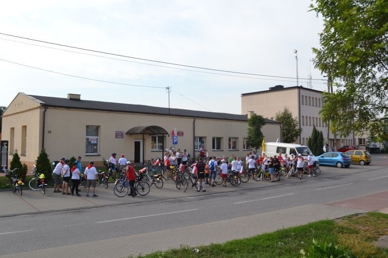 "Biało - czerwony" rajd rowerowy po gminie Topólka - dzielnie pedałowali przez  35 kilometrów