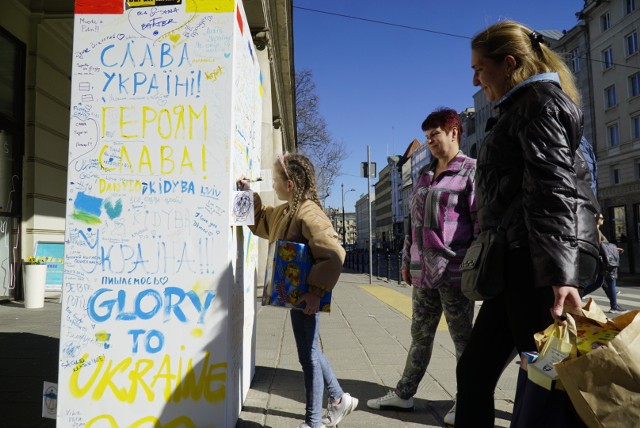 W centrum Poznania na ul. Ratajczaka 44 przy Salonie Empik, niedaleko pl. Wolności powstały "Obrazy pisane dla Ukrainy", czyli interaktywna instalacja. Barak Kultury wraz z jej autorem Piotrem C. Kowalskim zachęca poznaniaków do zapisywania obrazów. Wydarzenie organizowane jest w ramach projektu finansowanego przez Urząd Miasta Poznania i ma na celu wsparcie Ukraińców i Ukrainek w Poznaniu. Zobacz zdjęcia wyjątkowej inicjatywy!Pod Arkadami powstaje mój nowy "OBRAZ PISANY" w kolorach: niebieskim i żółtym. Można na białych płótnach, skierowanych na 4 strony świata, pisać po polsku, po ukraińsku i w innych językach. Można pisać zarówno w dzień jak i w nocy. Przy okazji otrzymałem od mojej byłej studentki Anastazji Hromak, fantastyczną akwarelę z herbem Ukrainy - napisał w mediach społecznościowych autor Piotr C. Kowalski.Zobacz zdjęcia --->