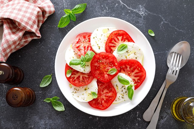 Prostą przystawką wykorzystującą pomidory jest sałatka caprese. Kliknij obrazek i przesuwaj strzałkami, aby zobaczyć przepisy z pomidorami.