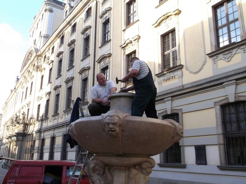 Wrocław: Szermierz zniknął z fontanny na pl. Uniwersyteckim (ZDJĘCIA)