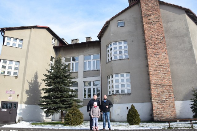 Budynek szkoły w Moskorzewie już niedługo zyska nowe oblicze, dzięki termomodernizacji. Na zdjęciu wójt gminy Andrzej Walasek z ośmioletnią córką Darią i dyrektorem placówki Maciejem Młynarczykiem.  