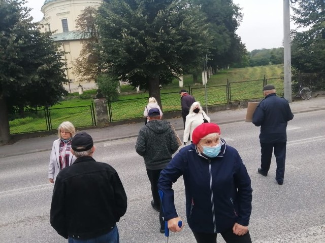 Mieszkańcy Klimontowa blokowali w czwartek drogę przechodząc w spos&oacute;b ciągły przejściem dla pieszych.