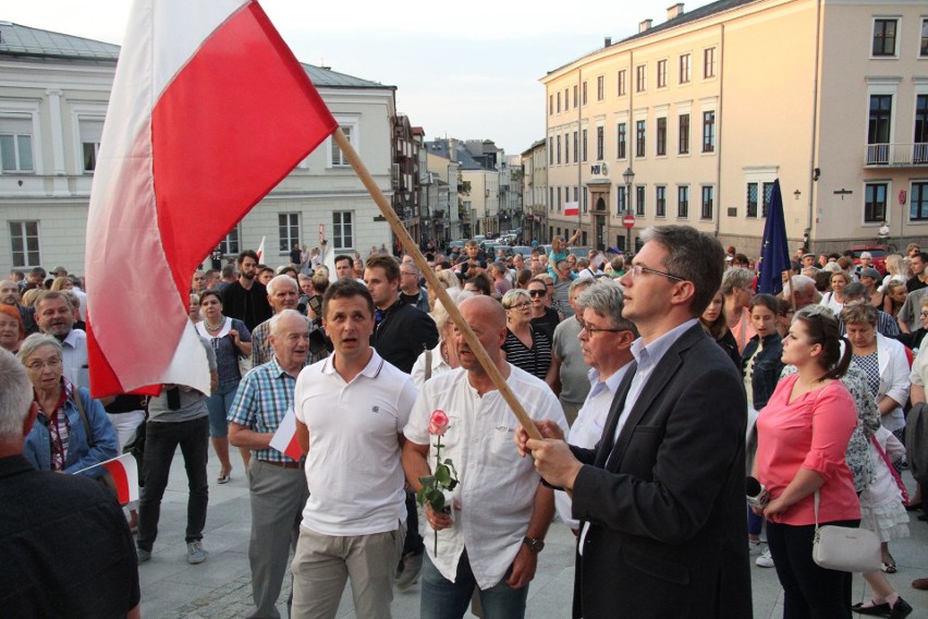 Wielka manifestacja w centrum Kielc „Wolne Sądy” z tysiącami uczestników  