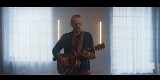 Paweł Domagała prezentuje klip do piosenki „Milcz” z najnowszej płyty „Wracaj”. Utwór zapowiada nowy film „Na chwilę, na zawsze” [WIDEO]