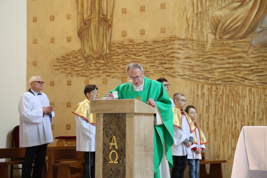 Biskup Marian Florczyk modlił się za chorych w parafii świętego Stanisława w Kielcach. Udzielił też sakramentu namaszczenia chorych