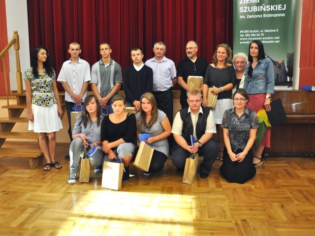 Pamiątkowe zdjęcie laureatów i organizatorów konkursu "Na rozstaju dróg&#8221;