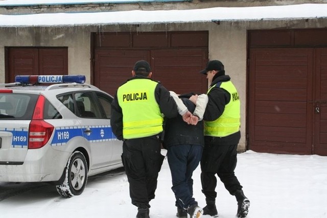 W czwartek 32 &#8211; latka policjanci zawieźli do sądu w Grójcu. Tam zapadła decyzja, że trzy miesiące spędzi w areszcie. 