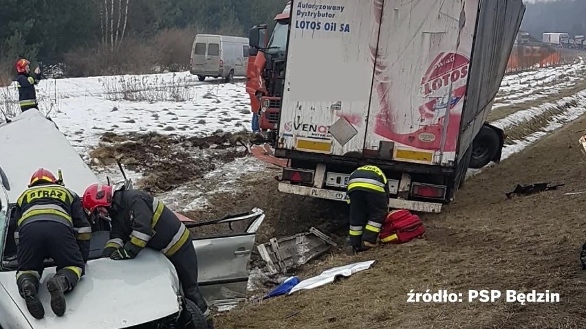 Koszmarny wypadek w Mierzęcicach przez złe wyprzedzanie? Noga z Gazu WIDEO