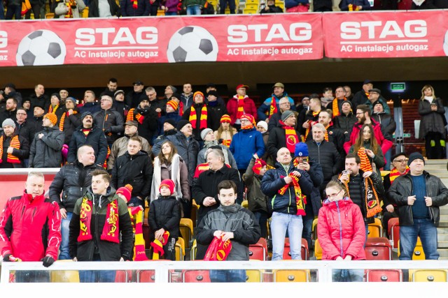 Jagiellonia Białystok w sobotni wieczór pokonała Koronę Kielce 4:1 i ponownie została liderem Lotto Ekstraklasy. Spotkanie obejrzało ponad 9,5 tysiąca widzów. Zobacz fotorelację z trybun!