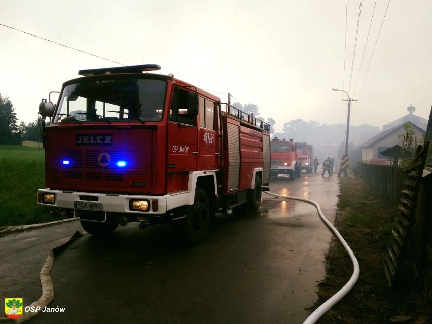 Ostra Góra. Strażacy walczyli z pożarem domu (zdjęcia)