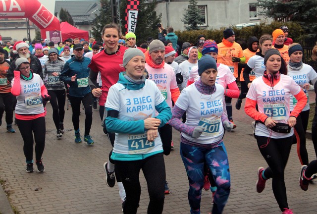 450 osób pobiegło w trzecim "Biegu Karpia" na dystansie 5 i 10 kilometrów. 50 dzieci wystartowało w "Biegu Karpika" dookoła boiska szkolnego w Mokrem w gminie Grudziądz.