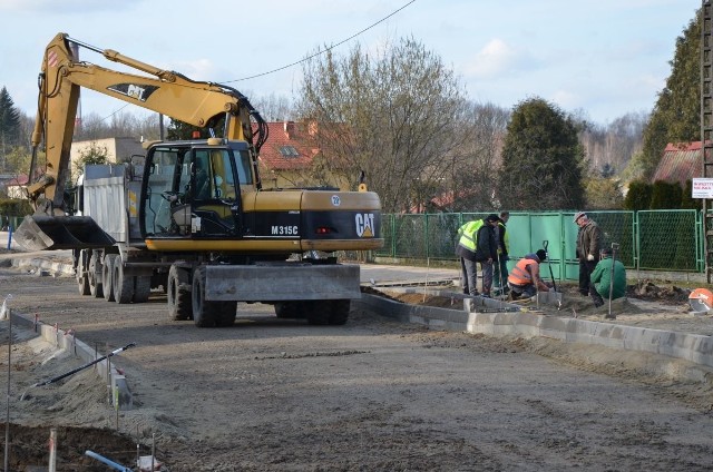 Aktualnie w Pionkach prowadzone są dwie inwestycje miejskie. Modernizowana jest ulica Fabryczna i rewitalizowany jest park wzdłuż Alei Jana Pawła II.