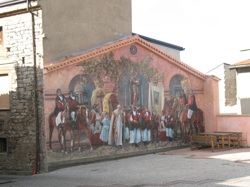 Na Sardynii malowidła na ścianach poświęcone są głównie...