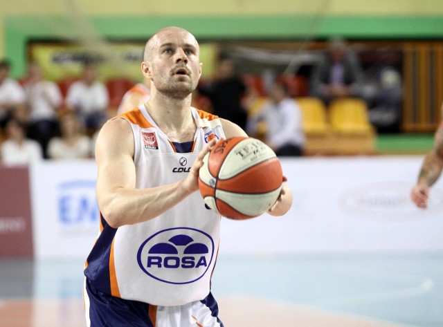 Koszykarze Rosy Radom, z piłką Piotr Kardaś nowy sezon w Tauron Basket Lidze rozpoczną 29 września.