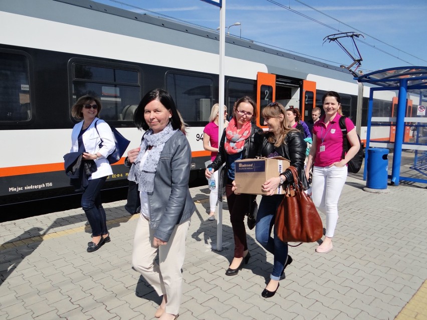 Wakacyjny pociąg turystyczny dojechał z Kielc do Sandomierza. Niemal wszyscy pasażerowie skorzystali z bezpłatnych badań