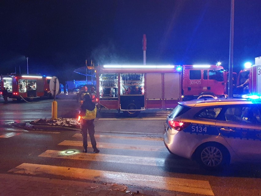 Wyciek gazu na stacji paliw w Jaworzni. W akcji dziewięć zastępów strażaków - zobacz zdjęcia