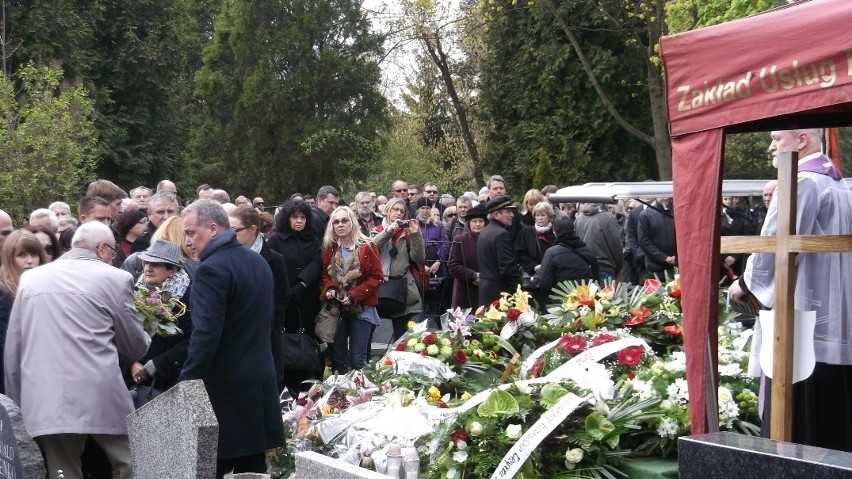 Pogrzeb Aleksandra Dobrzyckiego. Na Sępolnie pochowano byłego dyrektora XIV LO (ZDJĘCIA)