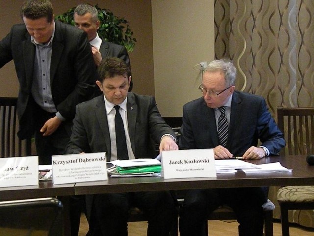 We wtorek starosta białobrzeski Andrzej Oziębło i wojewoda mazowiecki Jacek Kozłowski podpisali umowę na dotację z programu schetynówek. 