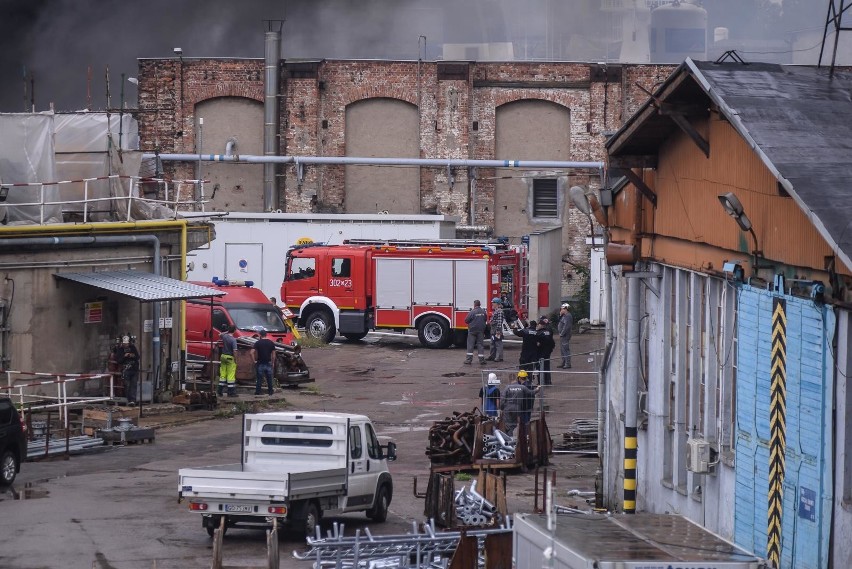Pożar na terenach stoczni Nauta 17.07.2018. Pali się na terenach stoczniowych. Kłęby dymu nad Gdańskiem 