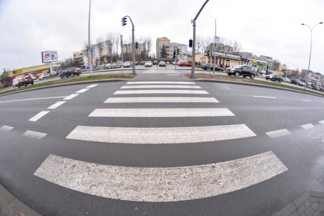 Rząd rozpoczął już prace nad zapowiadanymi zmianami w przepisach o ruchu drogowym. Pierwszeństwo pieszego już przed przejściem dla pieszych w regionie łódzkim mogłoby uratować nawet do 10 osób rocznie.CZYTAJ DALEJ NA NASTĘPNYM SLAJDZIE