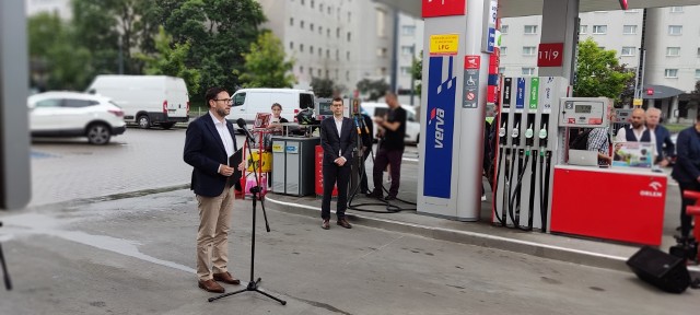 Prezes PKN Orllen Daniel Obajtek wyjaśnia szczegóły wakacyjnej promocji: posiadacz karty Vitay zapłaci za każdy litr paliwa, w ramach specjalnej oferty, 30 groszy mniej. Rabat dotyczy maksimum 50 litrów paliwa pobranego jednorazowo. Ale w każdym z dwóch wakacyjnych miesięcy będzie można wykonać nawet cztery tankowania. Posiadacz Karty Duża Rodzina otrzyma jeszcze wyższy rabat, bo 40 groszy za litr