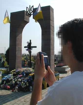 Pomnik ku czci UPA w Hruszowicach odczytano jako prowokację, gdyż na miejscowym cmentarzu nie ma ani jednej mogiły poległego członka tej ukraińskiej organizacji. Jest on często fotografowany przez przyjezdnych.